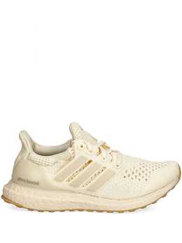 adidas: Светлые кроссовки  UltraBoost