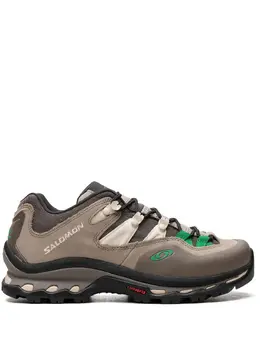 Salomon: Яркие кроссовки 