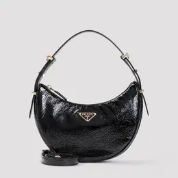 Prada: Чёрная сумка 