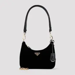 Prada: Чёрная сумка 