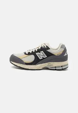 New Balance: Серые кроссовки 