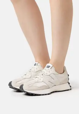 New Balance: Бежевые кроссовки 