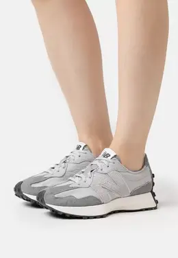 New Balance: Серые кроссовки 