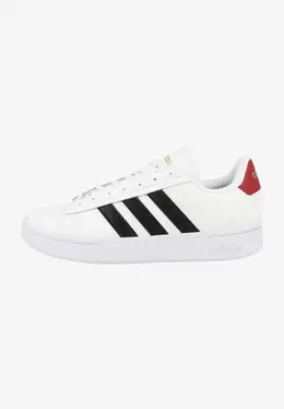 Adidas: Белые кеды 