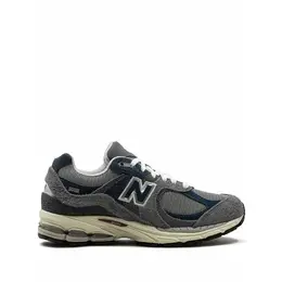 New Balance: Серые кроссовки  2002R