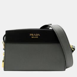 Prada: Чёрная сумка 