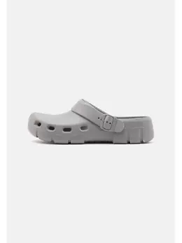 Birkenstock: Серые сабо 