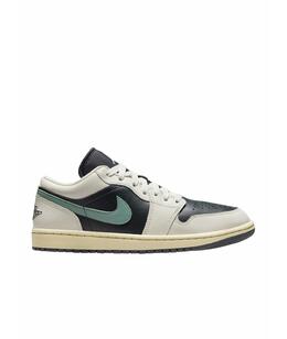 NIKE: Кроссовки 