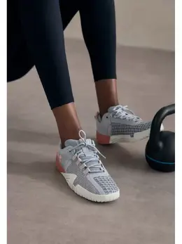 UNDER ARMOUR: Серые кроссовки 