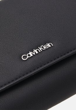 Calvin Klein: Чёрный кошелёк 