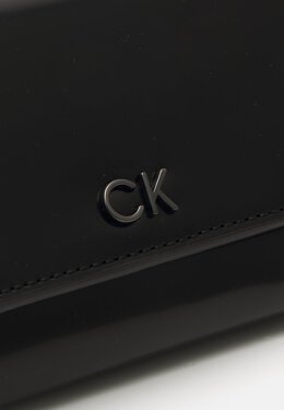 Calvin Klein: Блестящий кошелёк 