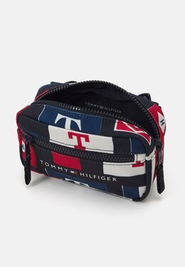 Tommy Hilfiger: Сумка  Essential