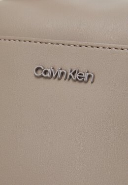 Calvin Klein: Серая сумка 