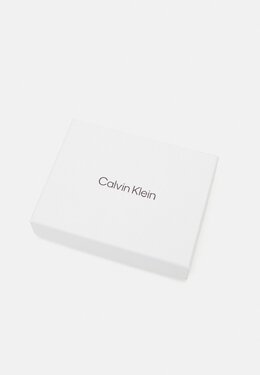 Calvin Klein: Чёрный кошелёк 