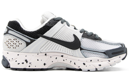 Nike: Серые кроссовки  Air Zoom