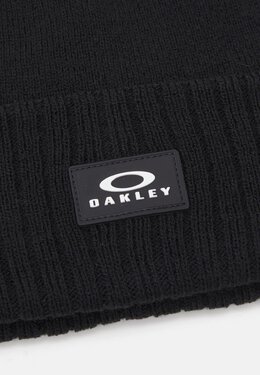 Oakley: Чёрная шапка 