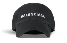 Balenciaga: Чёрная шляпа 