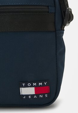 Tommy Hilfiger: Тёмная сумка  Essential