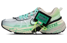 Nike: Зелёные кроссовки 