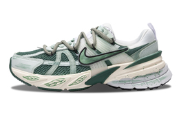 Nike: Зелёные кроссовки 