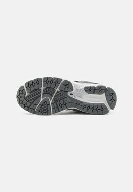 New Balance: Светлые кроссовки 