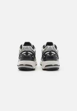 New Balance: Серые кроссовки 