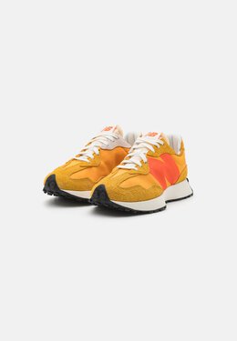 New Balance: Бежевые кроссовки 