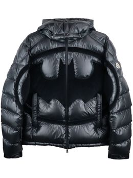 Moncler: Чёрная куртка 