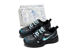 Nike: Чёрные кроссовки  Air Monarch