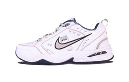 Nike: Белые кроссовки  Air Monarch