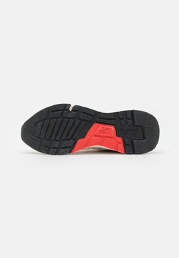New Balance: Бежевые кроссовки 