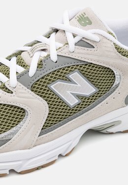 New Balance: Серые кроссовки 