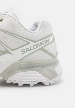 Salomon: Белые кроссовки 