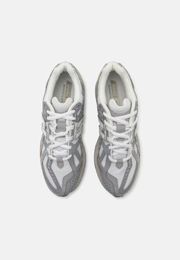 New Balance: Серые кроссовки 