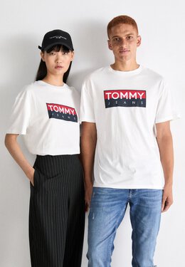 Tommy Hilfiger: Футболка  Tommy Jeans с принтом