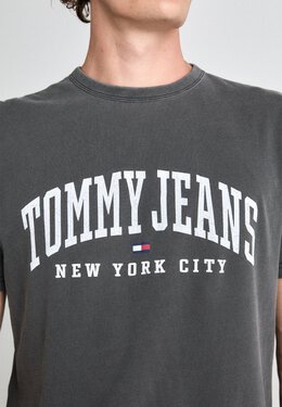 Tommy Hilfiger: Футболка  Tommy Jeans с принтом