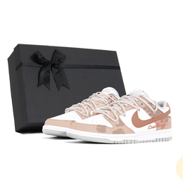 Nike: Розовые кроссовки  Dunk