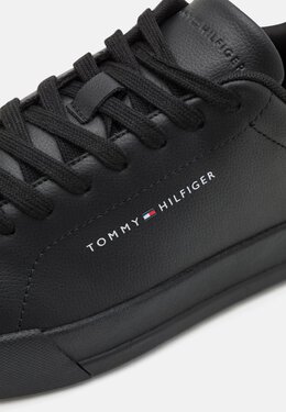 Tommy Hilfiger: Чёрные кроссовки  TH