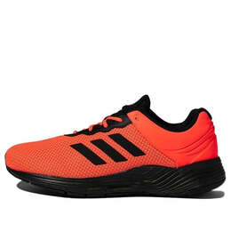 Adidas: Красные кроссовки 