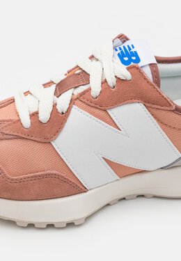 New Balance: Серые кроссовки  327