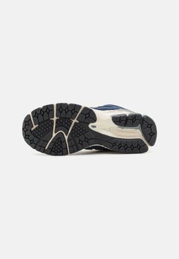 New Balance: Тёмные кроссовки 