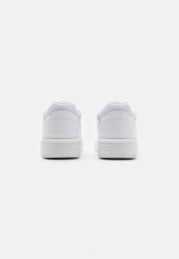 Lacoste: Белые кроссовки 