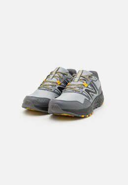 New Balance: Серые кроссовки 