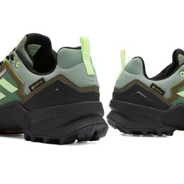 Adidas: Зелёные кроссовки  Terrex