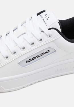 Armani Exchange: Белые кроссовки 