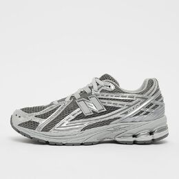 New Balance: Серые кроссовки 