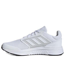 Adidas: Белые кроссовки 