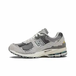 New Balance: Серые кроссовки  2002R