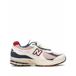 New Balance: Серебристые кроссовки  2002R