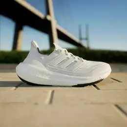 adidas: Светлые кроссовки  UltraBoost